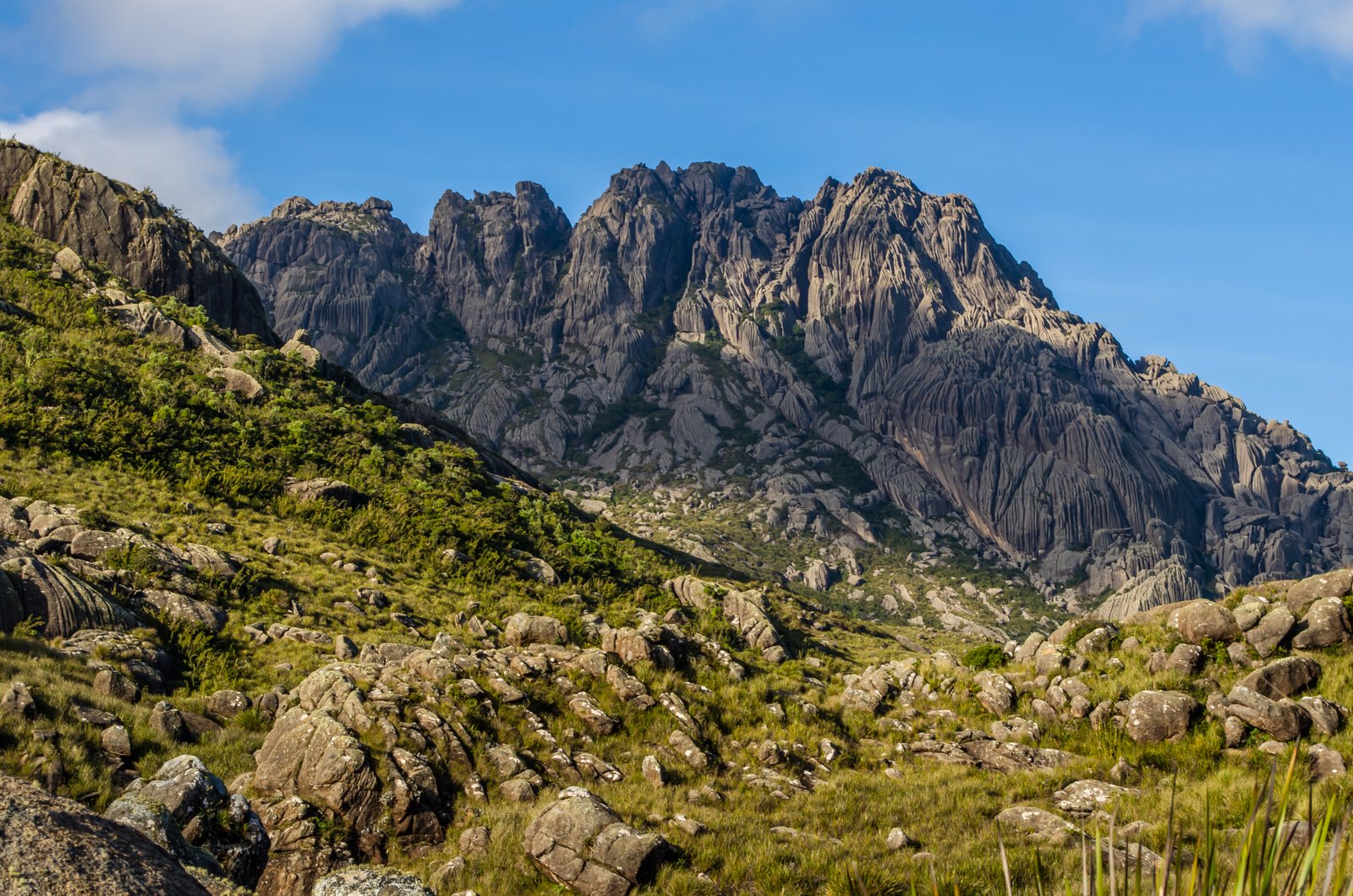 Vista de Itatiaia com a Serra da Mantiqueira ao fundo